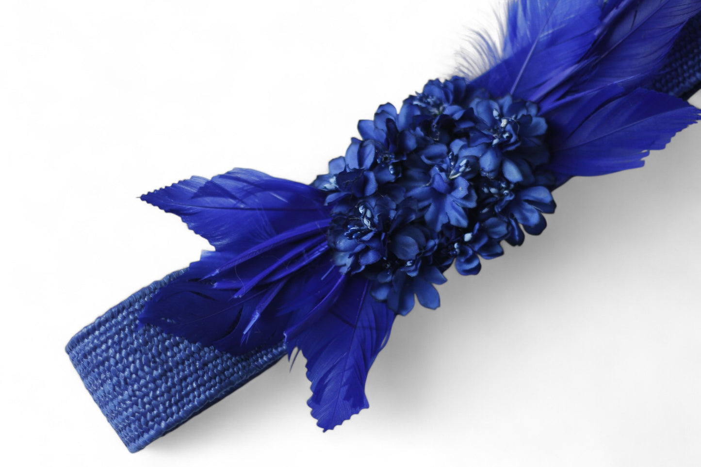 Cinturón floral azul klein con flores y plumas a juego