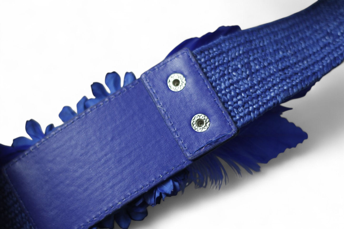 Cinturón floral azul klein con flores y plumas a juego